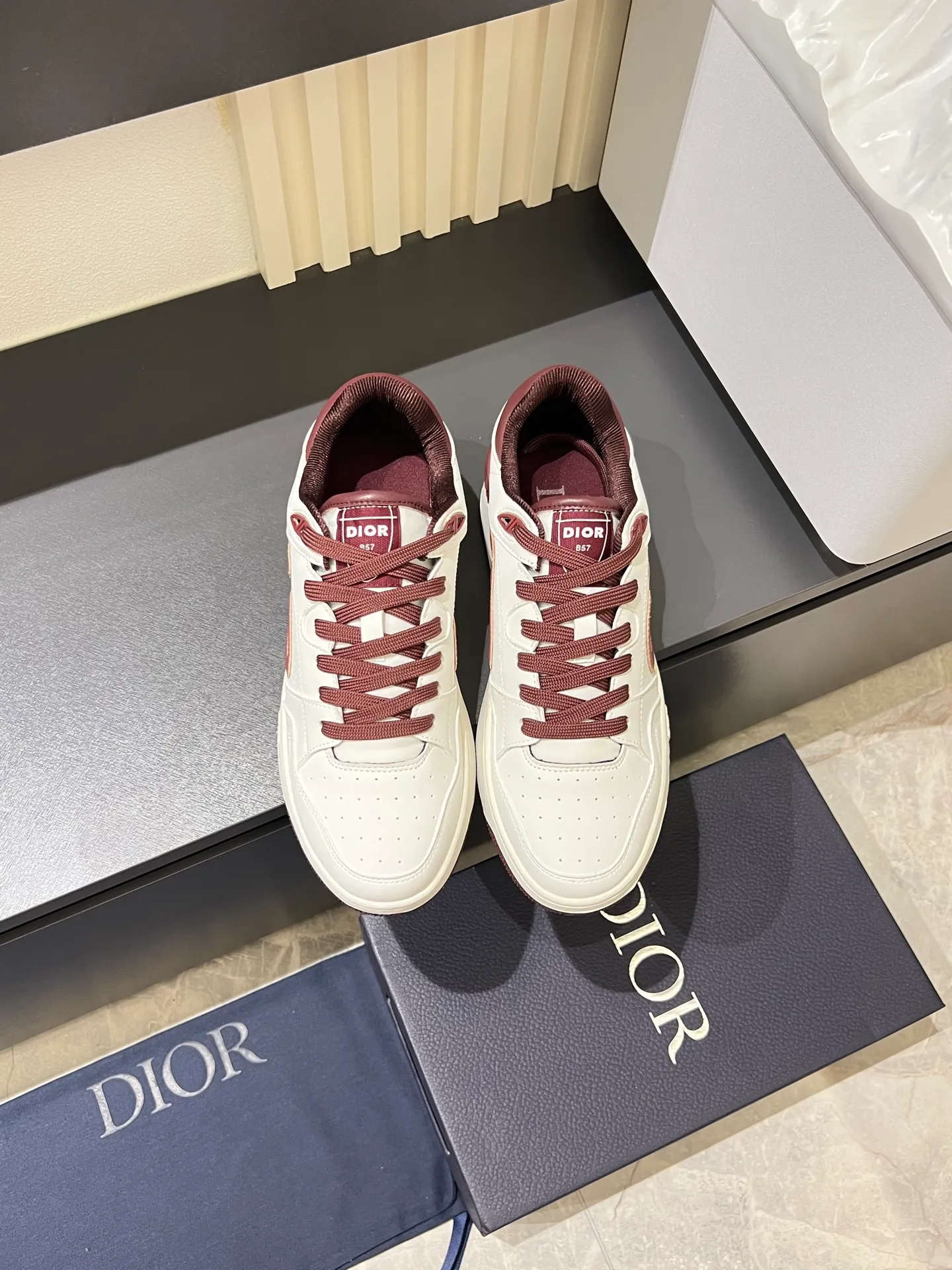 Men's shoes 💰p440 "Dio*" mid-top B27 casual sneakers. This B27 high-top sneaker is a new product in the series and continues Di*r's classic style. Crafted from gray and white smooth calf leather with beige and black Oblique print panels on the sides. The "CD Icon" shaped shoelace eyelets are clever and delicate, and the two-color rubber sole, rear collar and heel are all equipped with the brand's iconic details to enhance the style. Oblique printed straps at the ankle allow for an adjustable fit to complement the overall design. Fashionable and versatile, it can complement any look. Create an exquisite design with unique dynamic vitality and modern atmosphere, presented in low-top and high-top styles. This new must-have shoe adds a new dimension to Dior's archive heritage, embodying modern elegance. Purchase the original version and make it 1:1. If you need top quality, please come to me! Male 38-44!